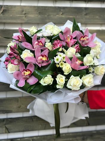Букет цветов из: Розы и Хризантемы в Кировске Ленинградской области