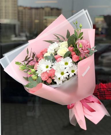 Букет цветов из: Розы, Лизиантусы и Хризантемы в Кировске Ленинградской области